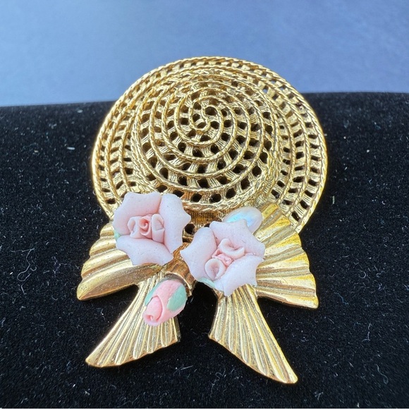 Vintage 1928 co. Victorian Gold Hat Brooch with Delicate Porcelain Rose Flowers - Picture 3 of 15